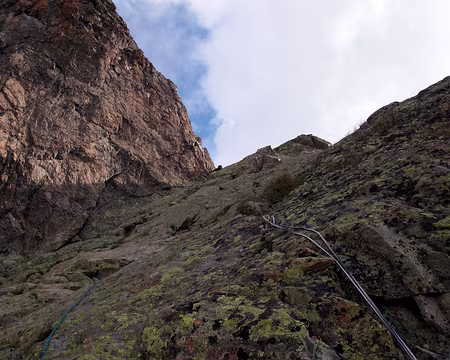 007 Le pied du ressaut rouge au-dessus de la 2e vire se rejoint par cette dalle couchée