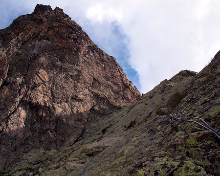 008 L4 suit la fissure raide dans ce beau mur rouge au-dessus de Pierre à R3