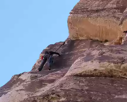 023 Une grimpeuse canadienne achève de traverser vers une fine fissure de l’arête