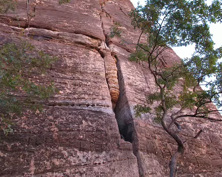 000 Cette large fissure, Medium Cracks: 5.8, puis 5.9