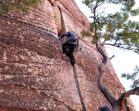 006 Rack : 1 ea to 3˝, nuts optional, 15 runners and or quickdraws, 60 m rope