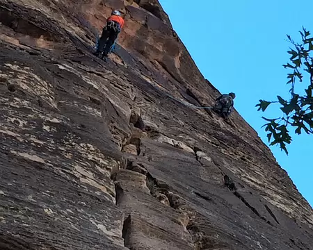 025 Philippe traverse à droite suivant une vire peu marquée en 5.8