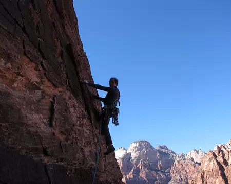 026 Peu avant le crux d’Asthar Command en 5.9