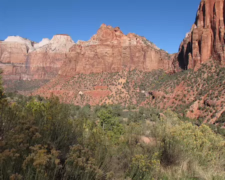 001 Au centre Mount Spry. Au second plan Three Patriarchs surplombant la Virgin River