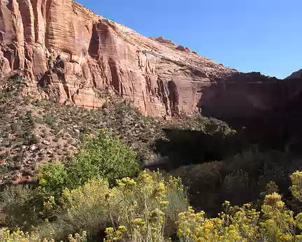 002 Peu avant l’entrée du Mont Carmel tunnel, les falaises de grès rouge Navajo