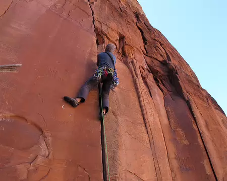 019 Find a firm contact point in your hand