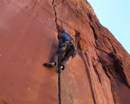 021 Rotate hands in opposite direction. Shoulders diagonal