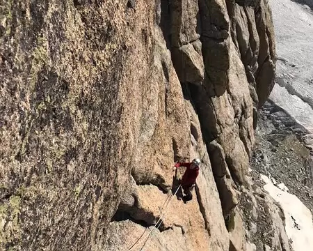 003.jpg Cheminement le plus souvent le long de fissures et de dièdres très purs : L4, 6a.
