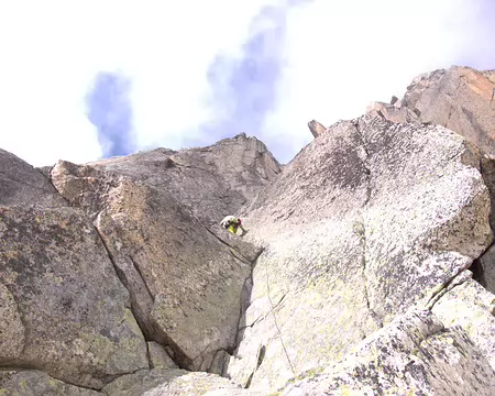 015.jpg Placement d’une dégaine sur le spit protègeant la traversée (4b).