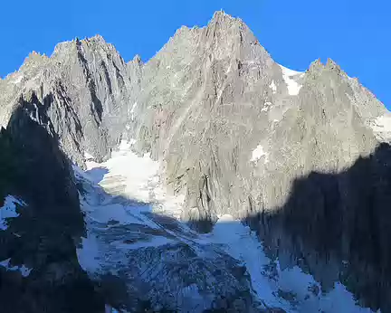 008.jpg Le versant est de l’Aiguille du Tacul, 3444 m, et ses rochers brisés. Identifier le Capucin du Tacul…