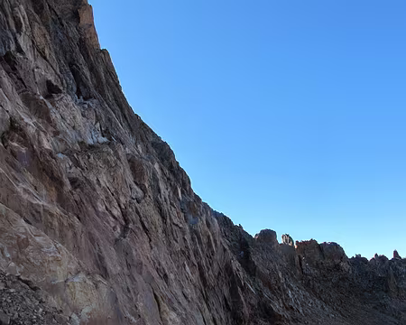 006.jpg Version Originale est la seule voie sur goujons en face W du Rouget.