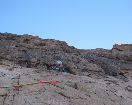 008.jpg R1 au pied d'une dalle noire dominée par une ligne de petits surplombs. 9h45.