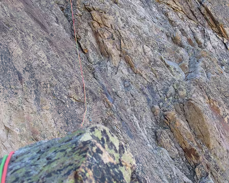 010.jpg Traverser 10 m sur la droite. Monter très légèrement à gauche.