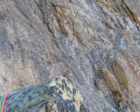 010.jpg Traverser 10 m sur la droite. Monter très légèrement à gauche.