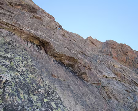 011.jpg Franchir cet éperon sur sa droite, puis tirer un peu à droite pour gagner le relais.