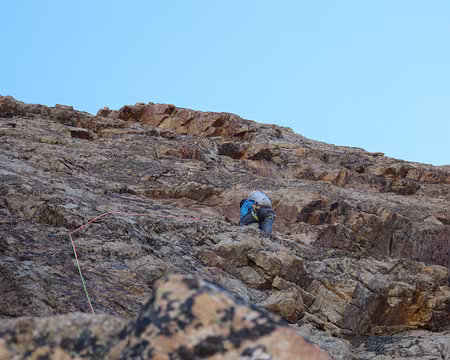 019.jpg Pierre quelques mètres sous le surplomb en 6a.