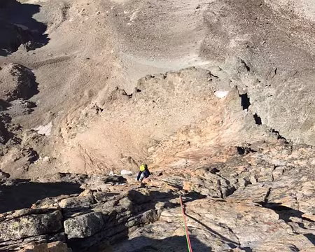 020.jpg La face ouest du Rouget, très raide, est constituée de grandes plaques rouges.
