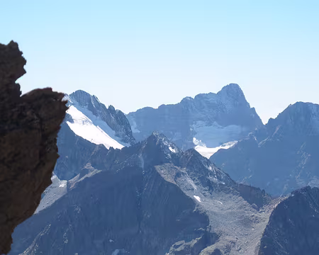 022.jpg Au loin le profil de la voie Franco au Pilier sud de la Barre des Ecrins.