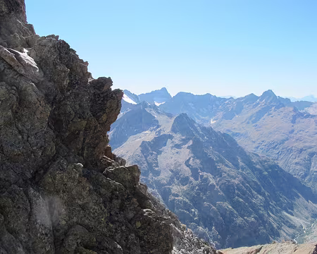 023.jpg Franchir cet éperon à droite de R7. Traverser à l’horizontale à droite pour gagner R8.