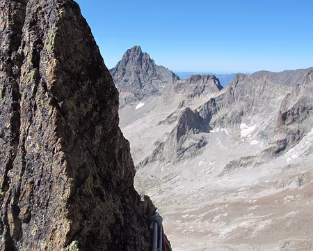 025.jpg A l’horizon, l’Aiguille du Plat de la Selle, 3896 m.