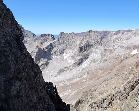 032.jpg Derrière la crête horizontale, le sommet des remontées mécaniques des Deux Alpes.
