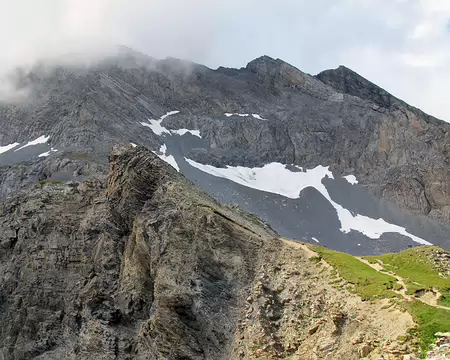 005.jpg Le sentier peu avant la cabane Rambert, 2580m.
