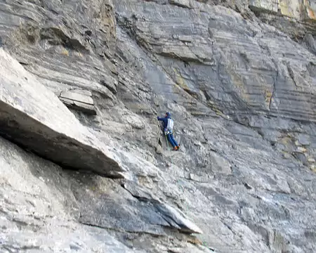 011.jpg Progression par une traversée aisée à gauche vers un surplomb à protéger.