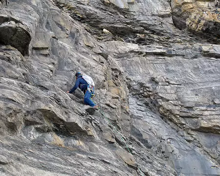 012.jpg Ce surplomb se franchit par son rigth facing corner.