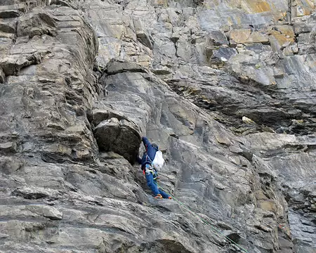 013.jpg Pierre plaçant un friend pour protéger ce pas (5b).