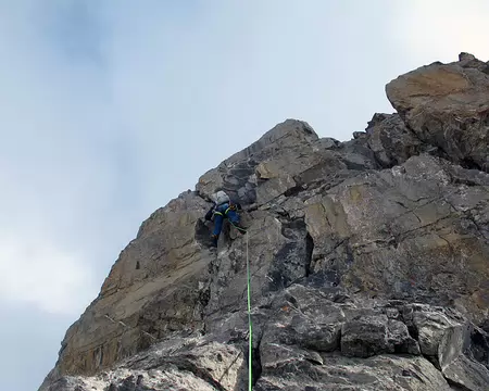 015.jpg Suivre ces larges fissures riches en prise.