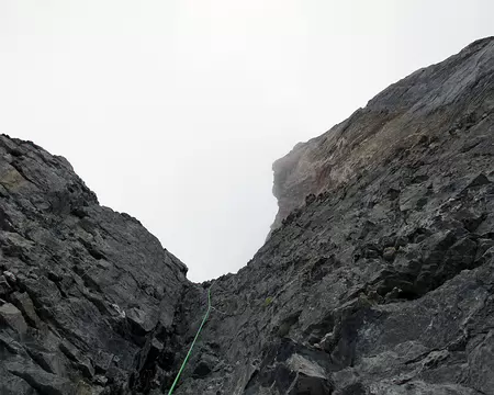 017.jpg Par une fissure-cheminée (4b), on atteint une selle au pied du grand ressaut surplombant.