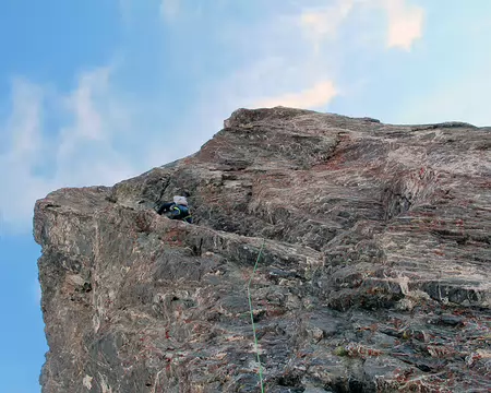 018.jpg L9 magnifique traversée à gauche, aérienne, puis un dièdre vertical avec de bonnes prises: 5b.