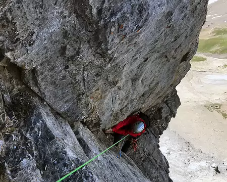 021.jpg Fissure surplombante au départ qui se grimpe en dülfer:5c.