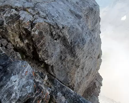 022.jpg Cette fissure franchie, un dièdre mène au sommet du grand ressaut.