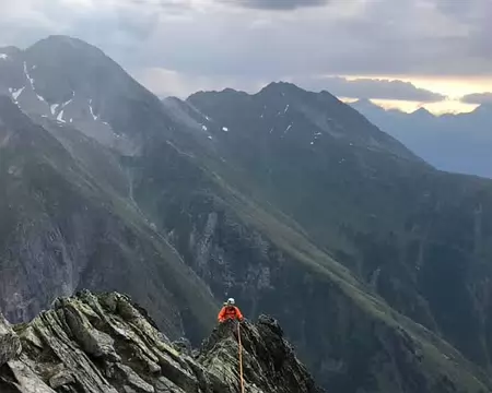 023.jpg L'arête devient plus facile et bien moins raide.
