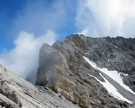 026.jpg Une petite traversée descendante au-dessus d'une grande dalle amène au pied d'un ressaut.