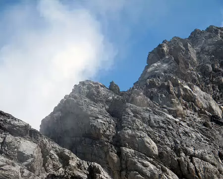 027.jpg Escalader celui-ci par le fil: 5a, 2 spits, relais au sommet du ressaut sur un spit et une tige métallique.