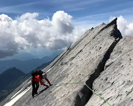 032.jpg Suivre le fil de l'arête par son flanc gauche dans des pentes faciles.