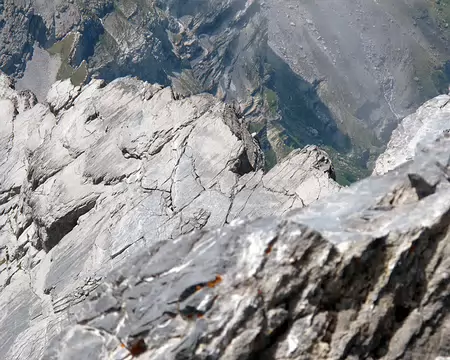 042.jpg Mais encore quelques ressauts à équiper. Descente: sente marquée de cairns et points orange.