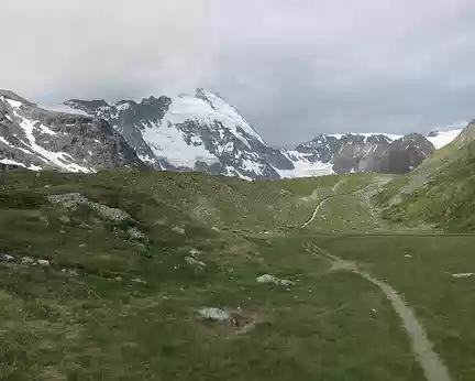 046 Le 27/06 descente du sentier balisé qui mène de la Schönbielhütte, 2.694m, à Zermatt, 1605m.