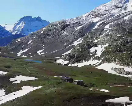 001 Le refuge du col de la Vanoise, 2.518 m, le 9 juillet 2021 à 8h30. Au loin le Mont Pourri, 3779 m.