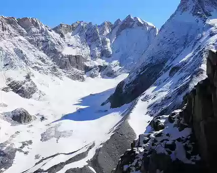 009 Le cirque du glacier de la Grande Casse, sa moraine latérale et la muraille des Pointes et de l’Aiguille de l’Epena.