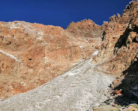 011 Viso de Valla et les tours Sari en approche du bivouac Andreotti, 3225m.