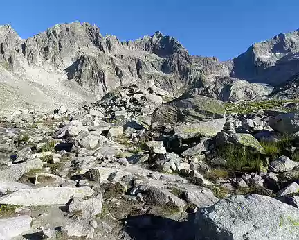 024 Les Alpes uranaises au granit si solide. Pas de chutes de pierres à redouter