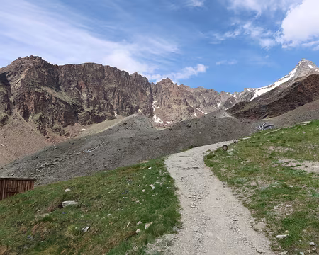 000 Le sentier qui, de la Weissmies Hütte, 2.726 m, amène à l’attaque du Jegigrat