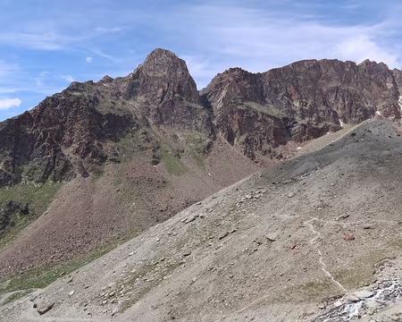 002 Le sentier chemine en contrebas de cette haute moraine latérale