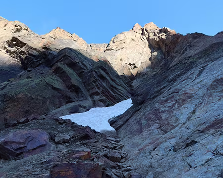 008 La voie suit l’éperon rocheux de droite à gauche vers le Jegigrat ensoleillé