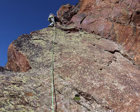 015 Ce surplomb s’évite à droite