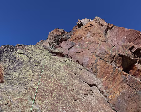 018 Le surplomb passé, Pierre poursuit en dalle