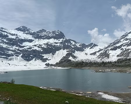 000 Le lac de Salanfe, 1908 mètres, le col de Susante, 2493 m encore enneigé ce 30 mai.